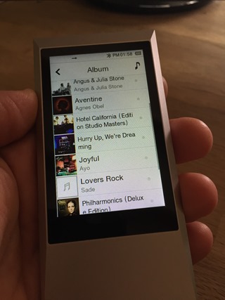 La navigation sur l'écran tactile dans la bibliothèque musicale