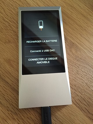 Connecté en USB : pour recharger la batterie, pour le DAC USB ou le transfert de fichiers