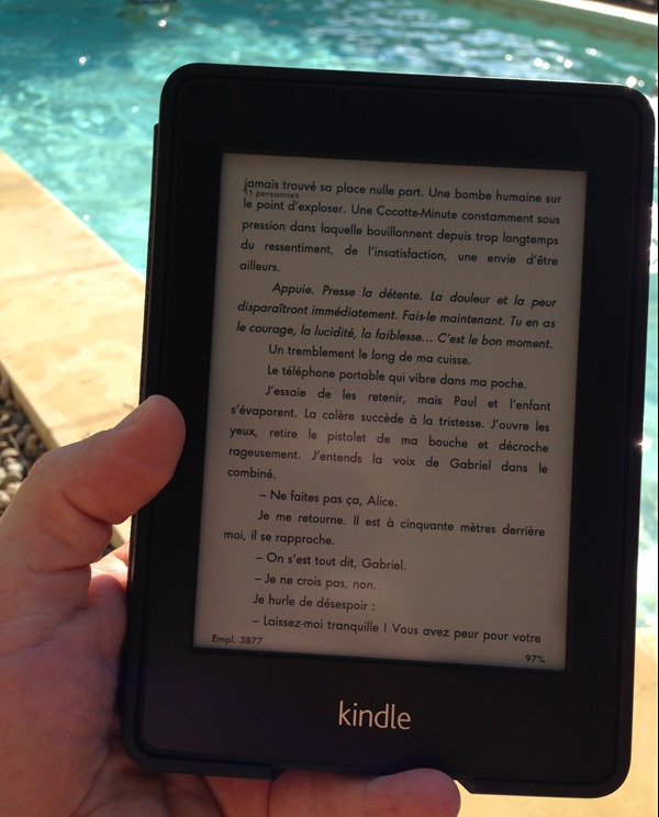 Lecture en plein soleil au bord de la piscine