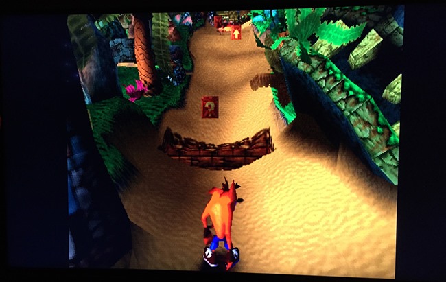 Crash Bandicoot en version PS One sur un téléviseur 55 pouces