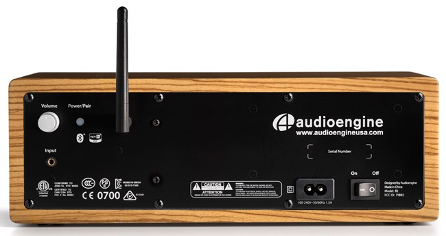 Audioengine - face arrière avec les connectiques : entrée anlogique mini-jack, appairage Bluetooth et l'antenne pour la liaison sans fil