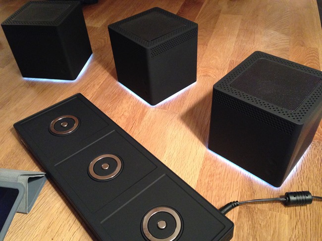 Socle de recharge par contact simple des enceintes