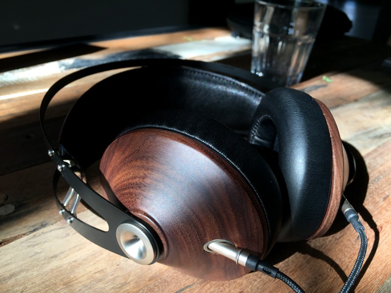 Le casque audio Meze 99 Classics et ses coques en bois de noyer
