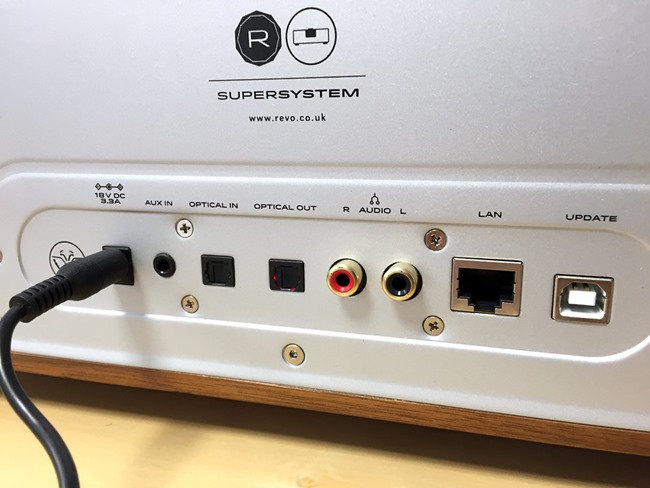 Les connectiques audio à l'arrière du Revo SuperSystem