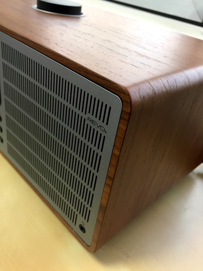 Un boitier bois avec une grille aluminium
