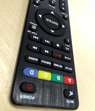 La finition plastiqué métallisée de la nouvelle télécommande du Solo 4K de Dune