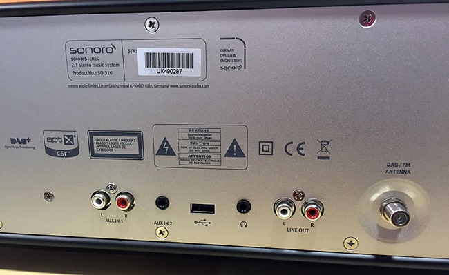 Face arrière avec les entrées et les sorties audio analogiques et numériques