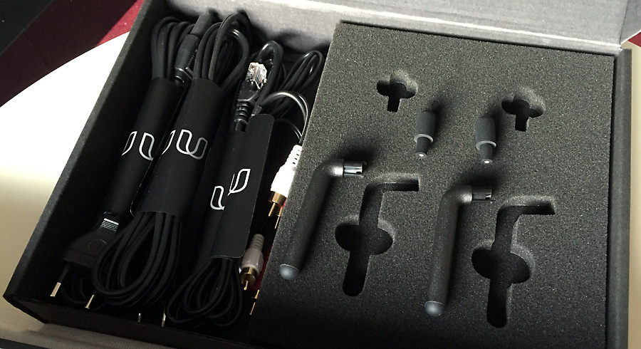 Les accessoires et les câbles fournies avec la barre de son TV Bluesound PULSE SOUNDBAR