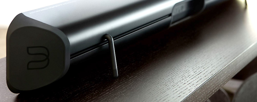 Installation de la barre de son TV Bluesound SOUNDBAR sur un meuble avec les pieds fournis