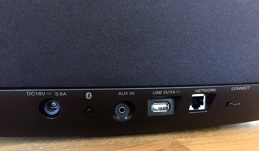 Les connectiques audio et réseau de l'enceinte DENON HEOS 5