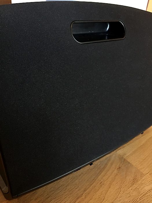 Enceinte multiroom HEOS 5 HS2 de Denon et sa poignée de transport