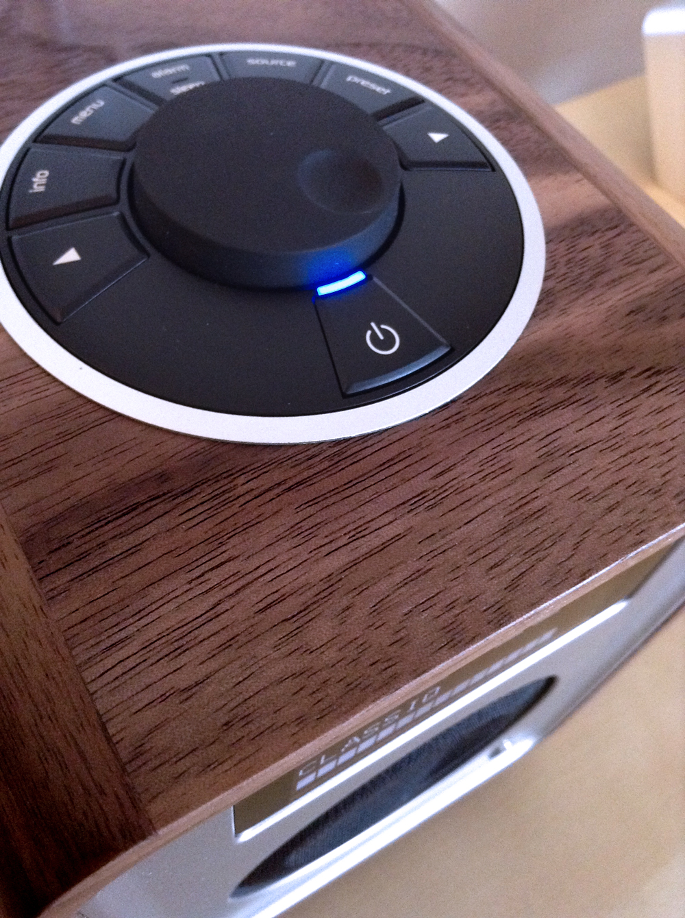 Mise en route du poste de radio compact et portable Ruark Audio R1