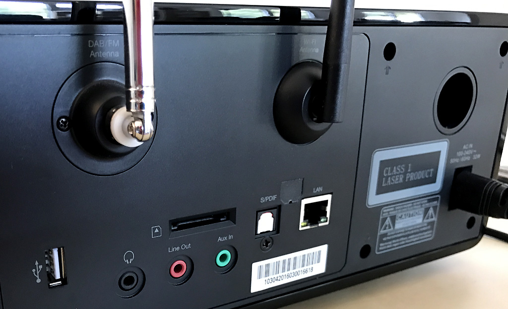 Vue en détails des prises audio de la mini-chaine HiFi compacte et monobloc Roberts stream65i