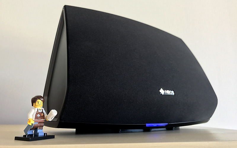 Une enceinte complémentaire pour le son de la TV, via le réseau WiFi et la barre de son HEOS Une enceinte complémentaire pour le son de la TV, via le réseau WiFi et la barre de son HEOS