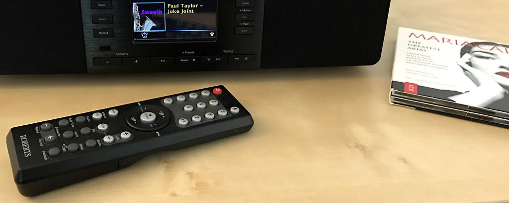 La télécommande infrarouge fourni avec le Roberts Stream65i