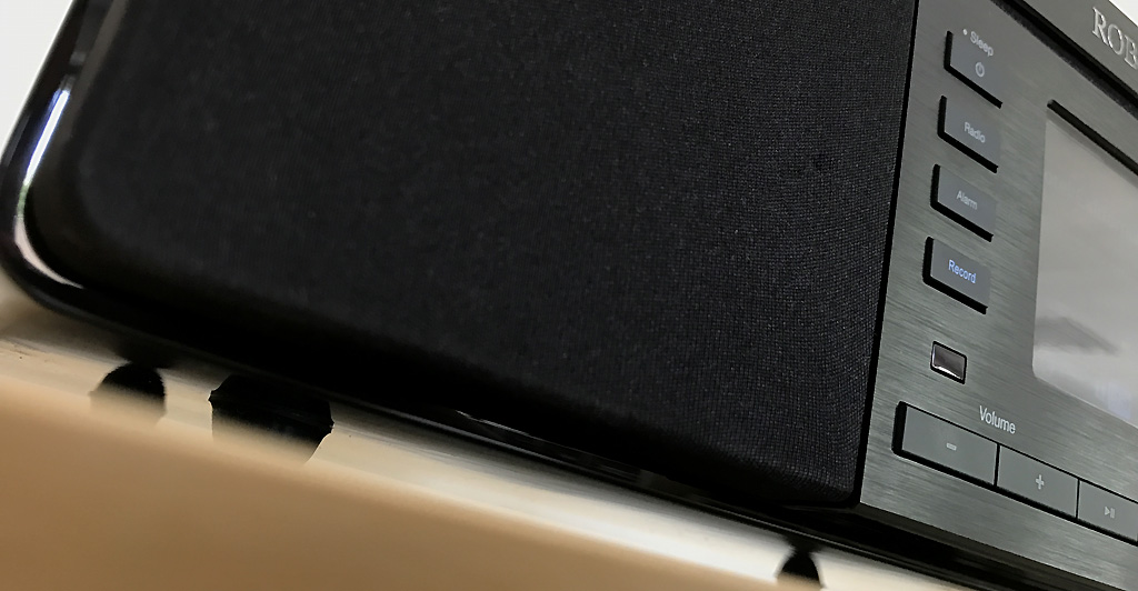 Des pieds de caoutchouc pour absorber les vibrations sonores
