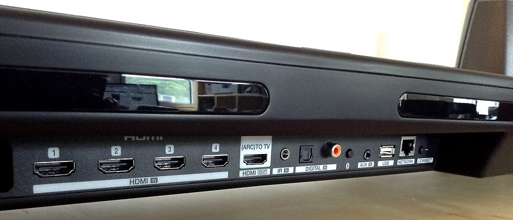Les entrées audio-vidéo de la barre de son TV HEOS Bar : 5 HDMI au format 4K UHD Une connectique très complète par ses entrées HDMI et audio