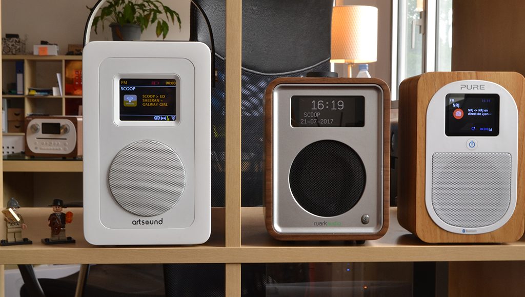 L'ArtSound R4 peu plus grande et fine que ses congénères, les Ruark Audio R1 et Pure Evoke H3