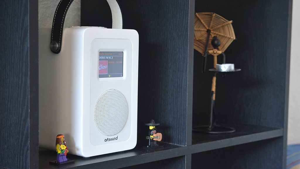L'enceinte, d'une hauteur de 4.5 legos (18cm), trouve facilement sa place sur l'étagère