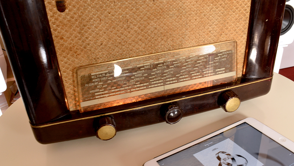 Poste Radio Vintage avec Bluetooth, Chromecast et ampli moderne — free download
