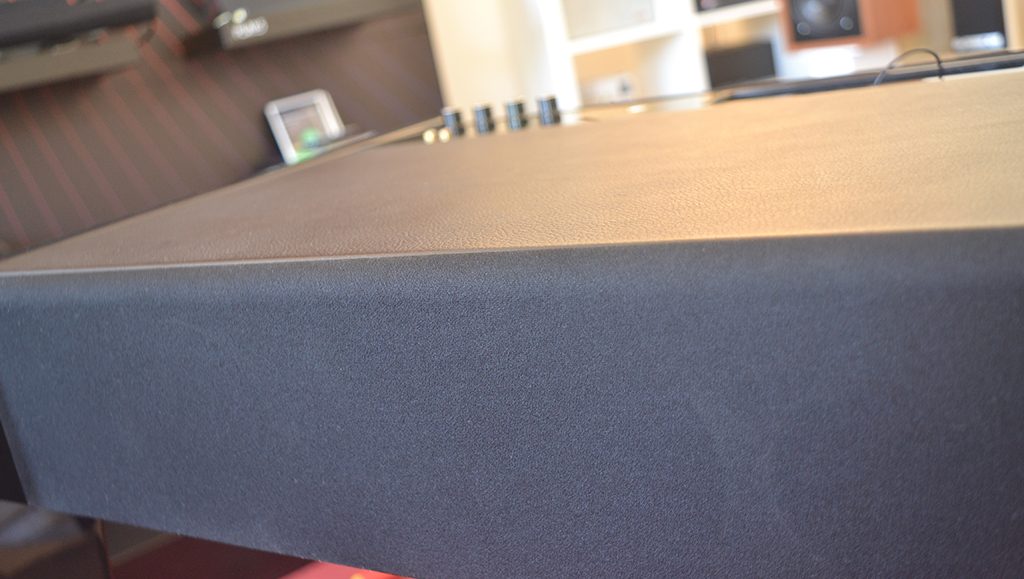 Les grilles de protection peuvent être placées sur l'avant et l'arrière du meuble sonore