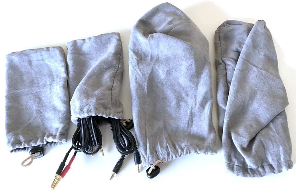 Les câbles et les accessoires fournis avec leur sac de transport Les câbles et les accessoires fournis avec leur sac de transport