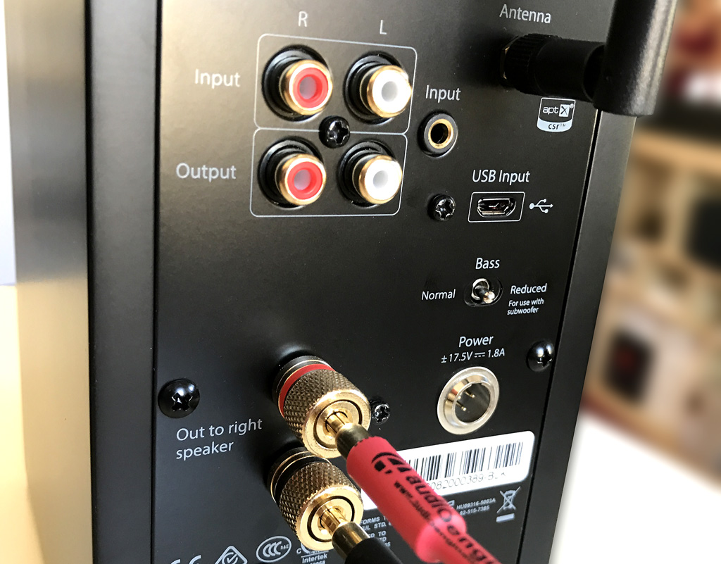 Les entrées et les sorties audio numériques : RCA, mini-jack, USB et l'antenne Bluetooth Les entrées et les sorties audio numériques : RCA, mini-jack, USB et l'antenne Bluetooth