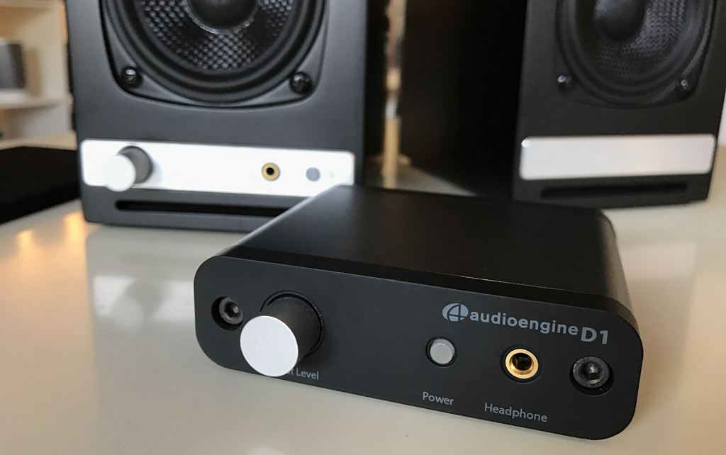 Comparaison avec le DAC USB HD Audioengine D1. Ce DAC est intrégré dans les enceintes HD3 Comparaison avec le DAC USB HD Audioengine D1. Ce DAC est intrégré dans les enceintes HD3