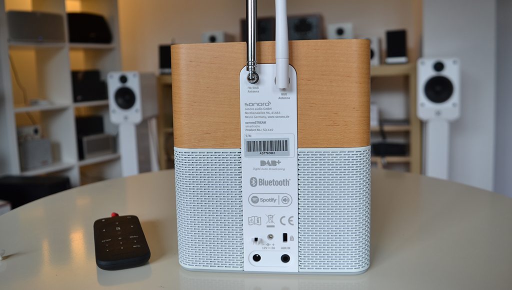 Les antennes FM, DAB et WiFi à l'arrière du poste de radio Sonoro STREAM