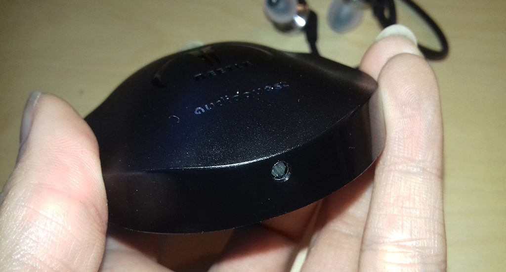 Test du DAC Beetle : détail de l'avant de l'appareil avec voyant lumineux LED.