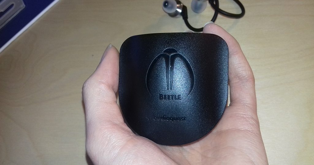 Test du DAC Beetle d'AudioQuest : détail du dessus de l'appareil. Le boitier tient dans le creux de la main.