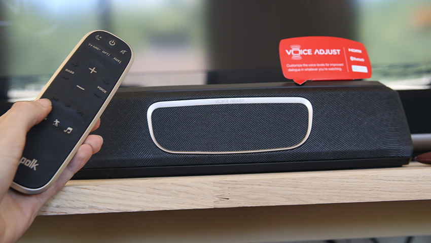Avec la télécommande fournie, je peux ajuster le volume des voix et des graves pendant le film.