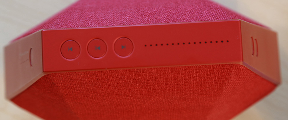 Boutons de lecture de piste audio et indicateurs lumineux sur le dessus de l'enceinte