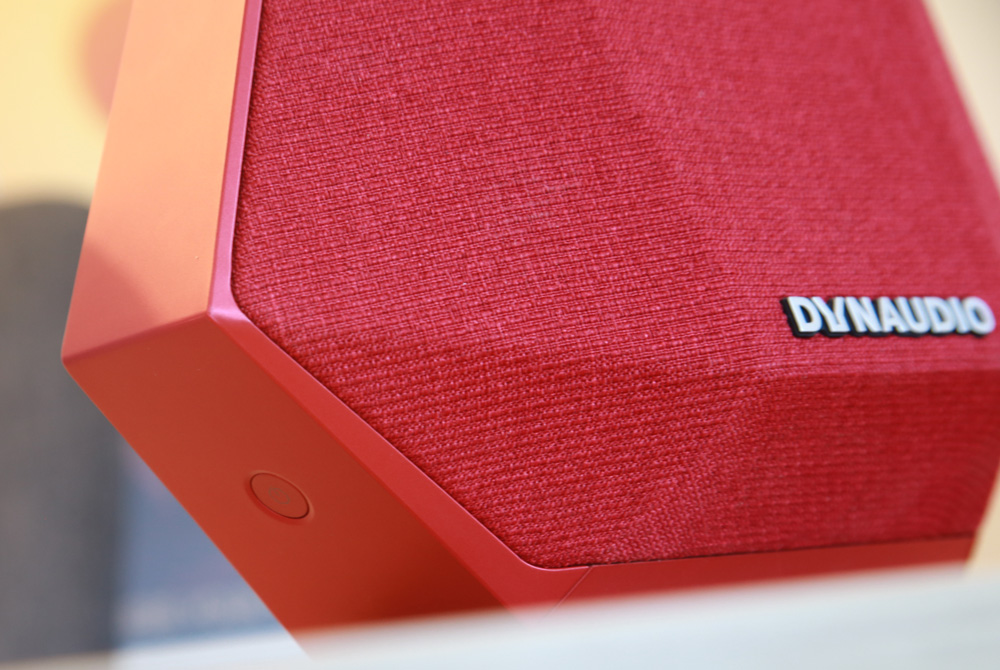 Dynaudio MUSIC 1 : bouton de mise hors tension