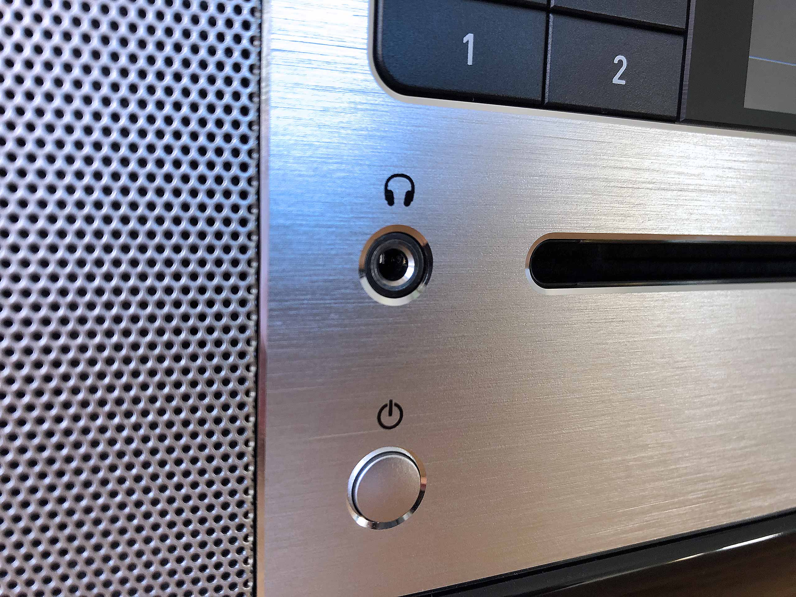 Détails de la façade de la mini-chaine HiFi tout-en-un de Sonoro
