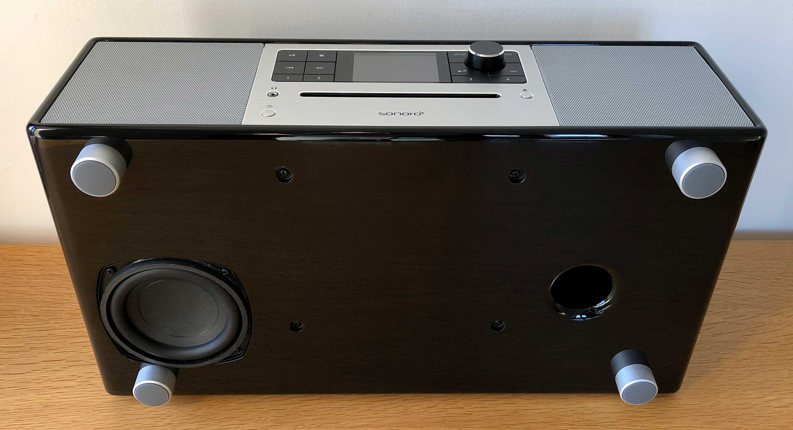 Sous le dessous de l'appareil, le caisson de grave avec le subwoofer