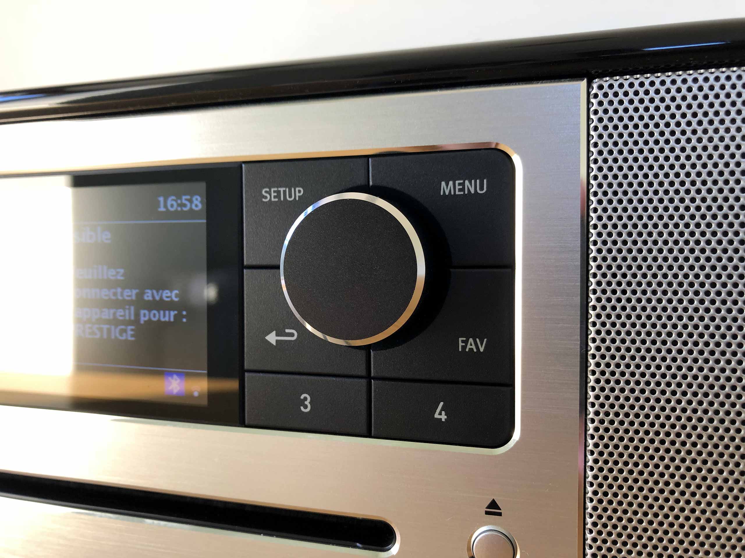 Panneau de contrôle avec les boutons de commande et l'écran couleur 6 cm de la mini-chaine HiFi connectée Sonoro PRESTIGE