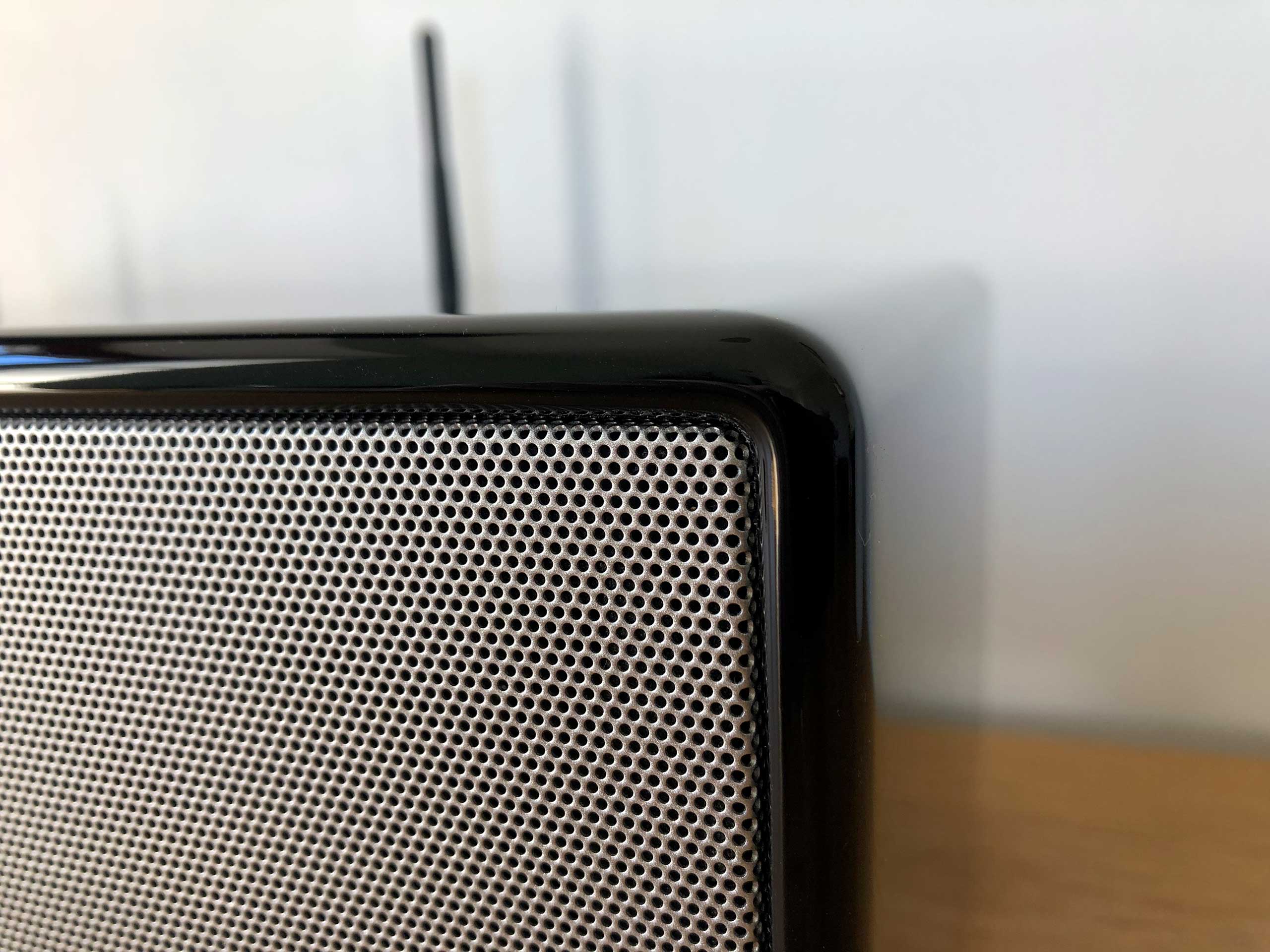 Finition laquée et grille des haut-parleurs de la chaine HiFi connectée Sonoro PRESTIGE