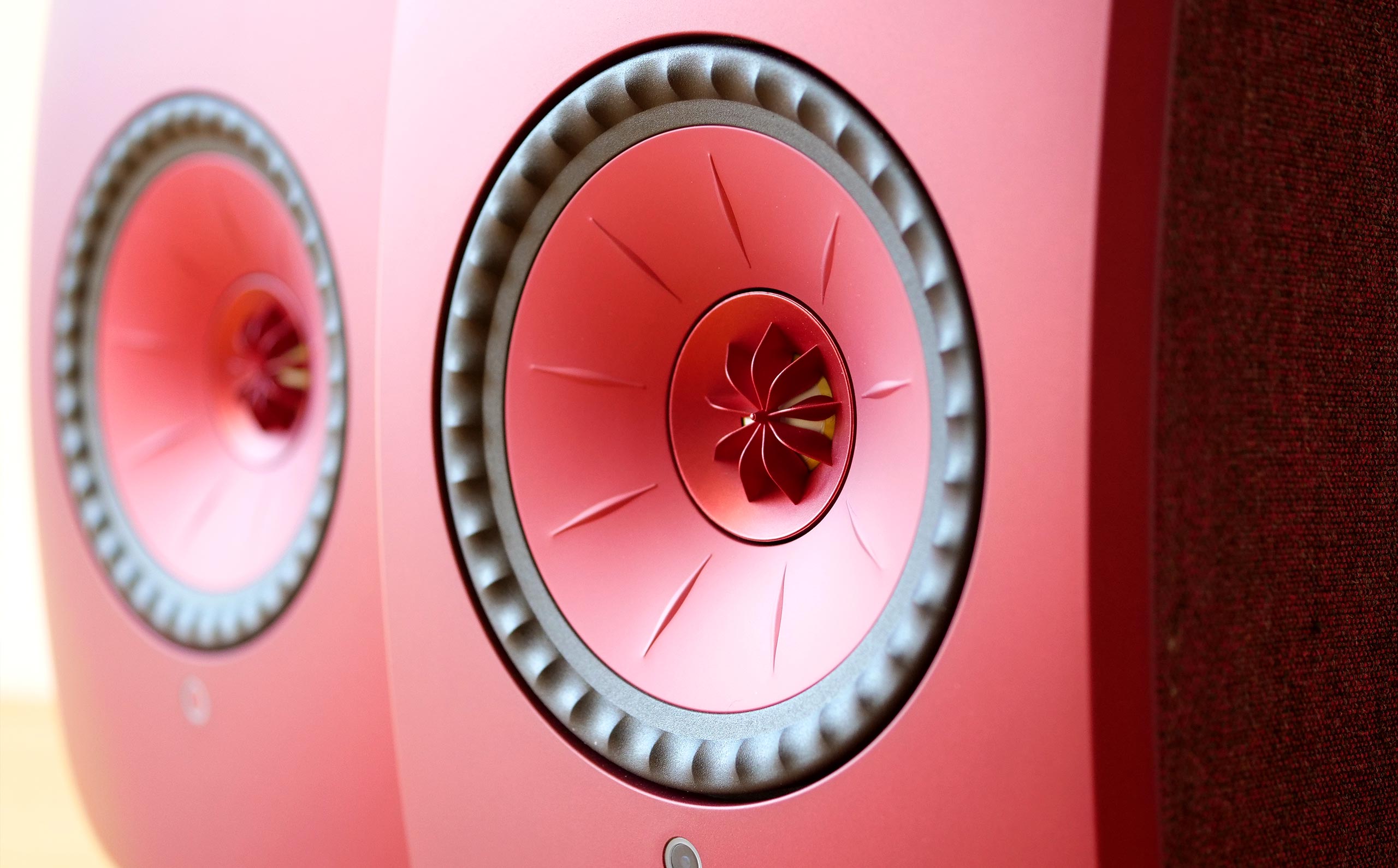 La membrane des woofers est faite d’un alliage aluminium/magnésium très rigide. La membrane des woofers est faite d’un alliage aluminium/magnésium très rigide.