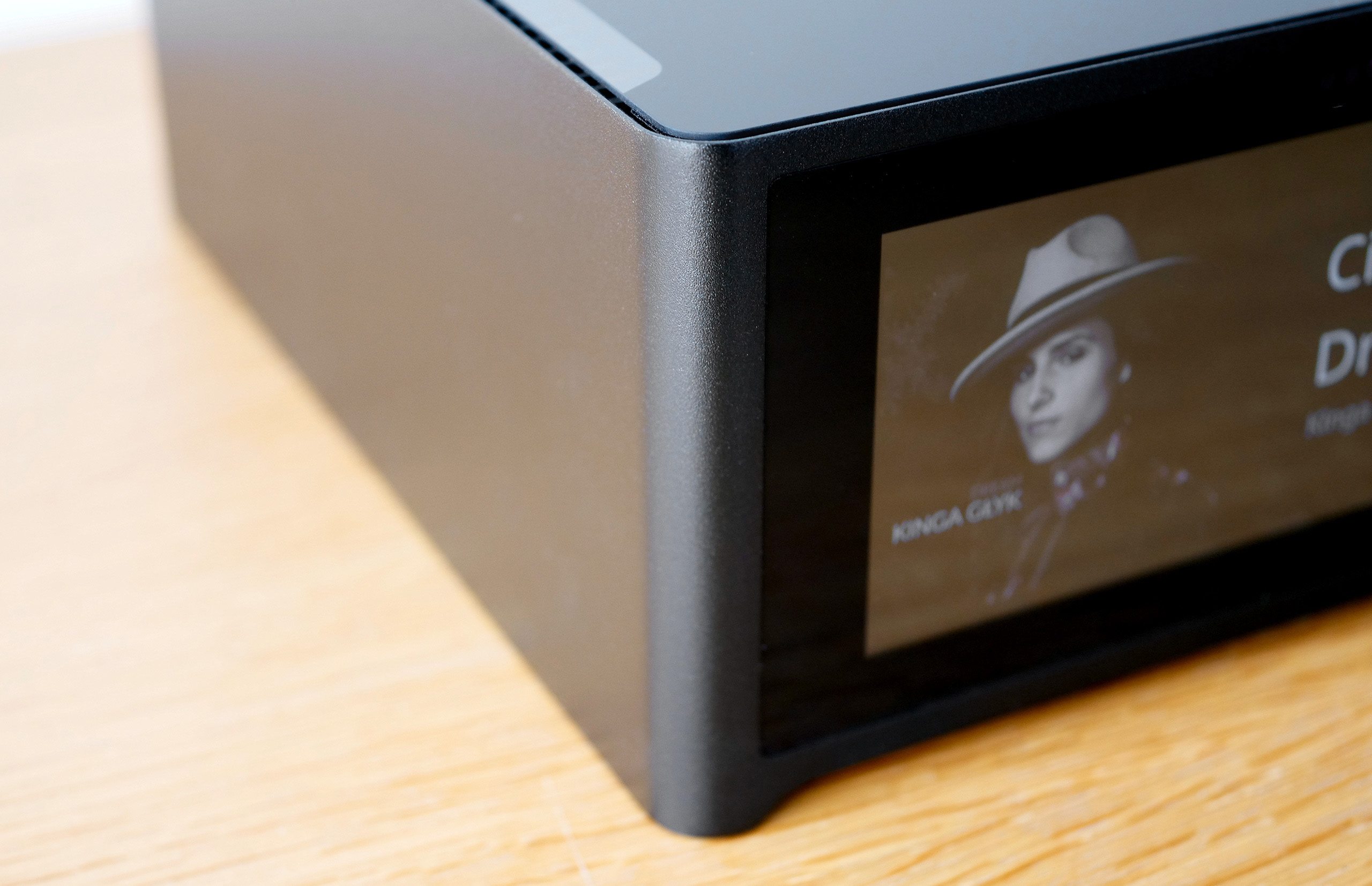 NAD M10 un ampli puissant dans un boitier compact et design : métal et verre gorilla NAD M10 un ampli puissant dans un boitier compact et design : métal et verre gorilla