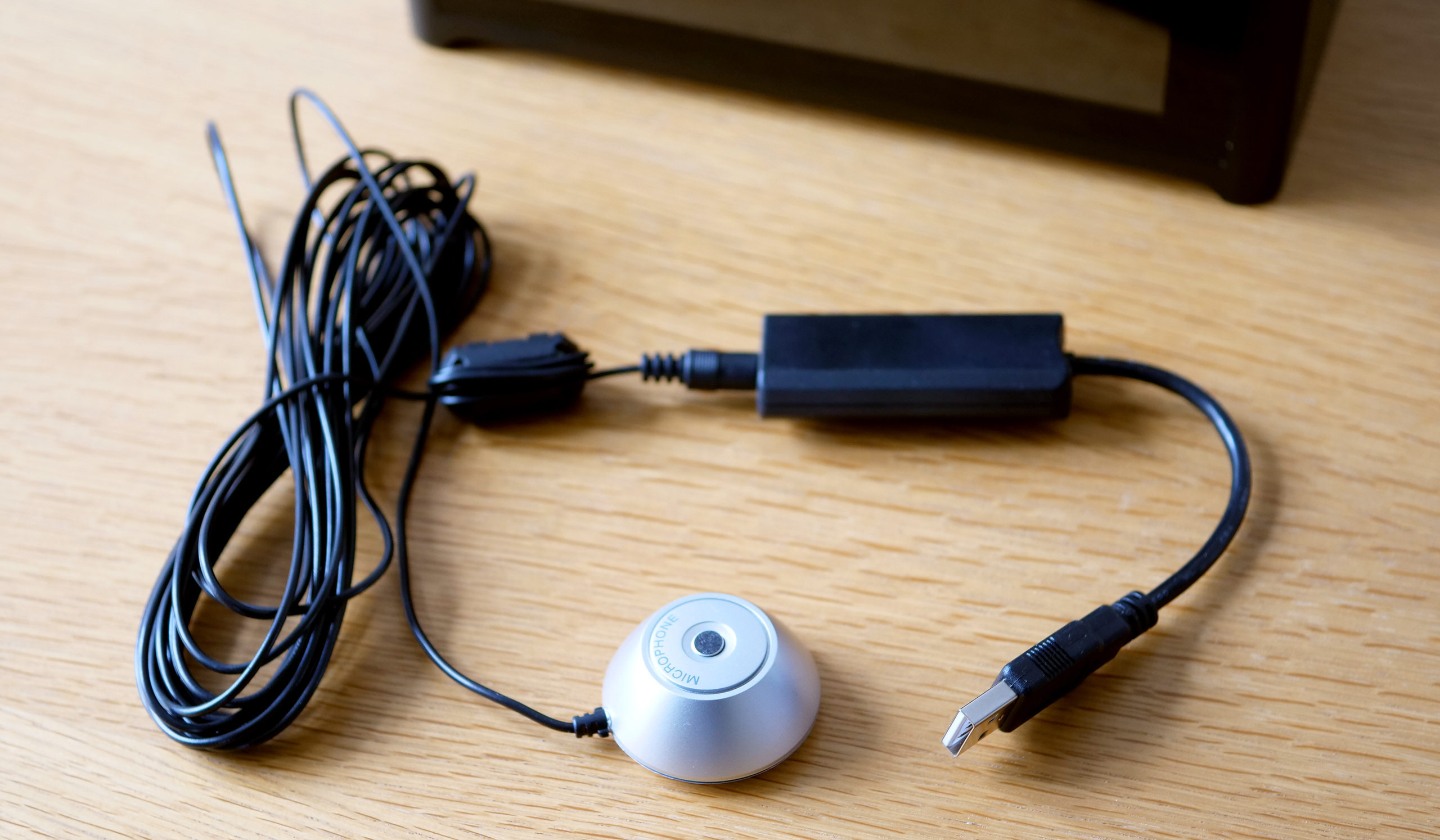 Le micro de calibration Dirac Live est fourni avec l'ampli NAD M10