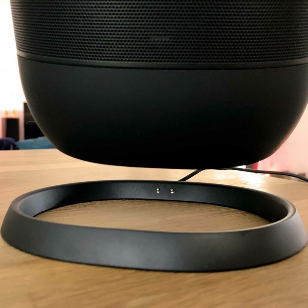 Pour recharger sa batterie interne (autonomie 10 heures) l'enceinte se pose simplement sur son socle. Aucun branchement / débranchement au quotidien. Un connecteur USB-C est disponible aussi.