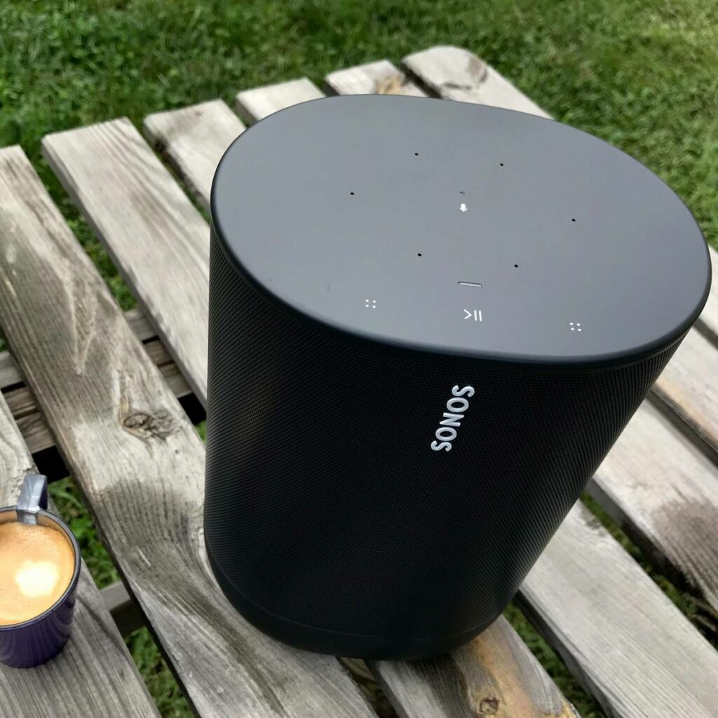 Une véritable enceinte d'extérieure avec sa batterie. En complément de l'application Sonos, elle se pilote par commandes tactiles et vocales Amazon Alexa ou Google Home.