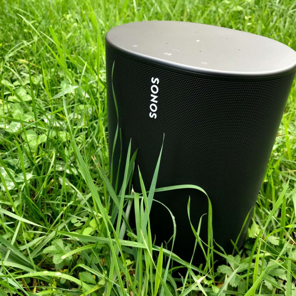 Son revêtement conçu pour l'extérieur permet d'utiliser l'enceinte dans le jardin. Sa classification IP56 lui assure une bonne résistance aux chocs, aux projections d'eau et à la poussière.
