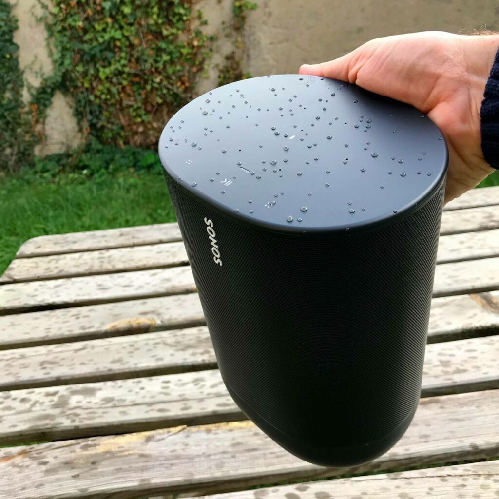 A l'arrière de l'enceinte, une très large encoche permet de saisir la Sonos Move facilement pour la déplacer d'une pièce à l'autre ou dans le jardin.