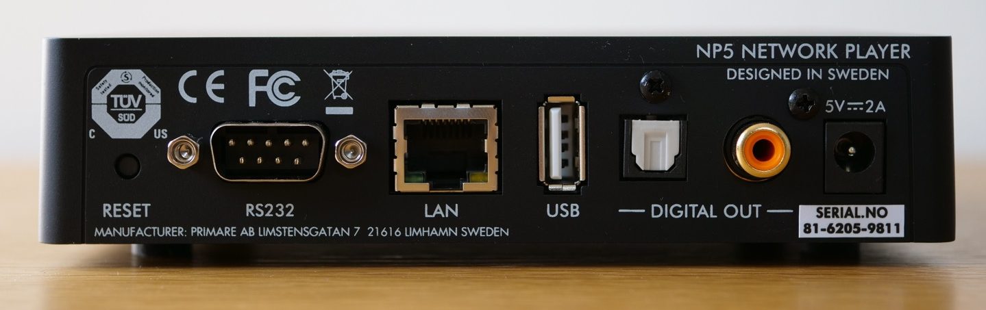 La connectique occupe toute la face arrière : le NP5 est un streamer doté de sorties numériques uniquement. La connectique occupe toute la face arrière : le NP5 est un streamer doté de sorties numériques uniquement.