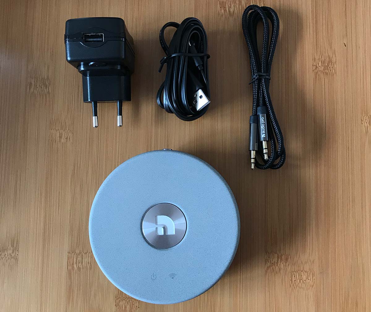 Les accessoires : bloc alimentation, câble USB et câble audio mini-jack Les accessoires : bloc alimentation, câble USB et câble audio mini-jack
