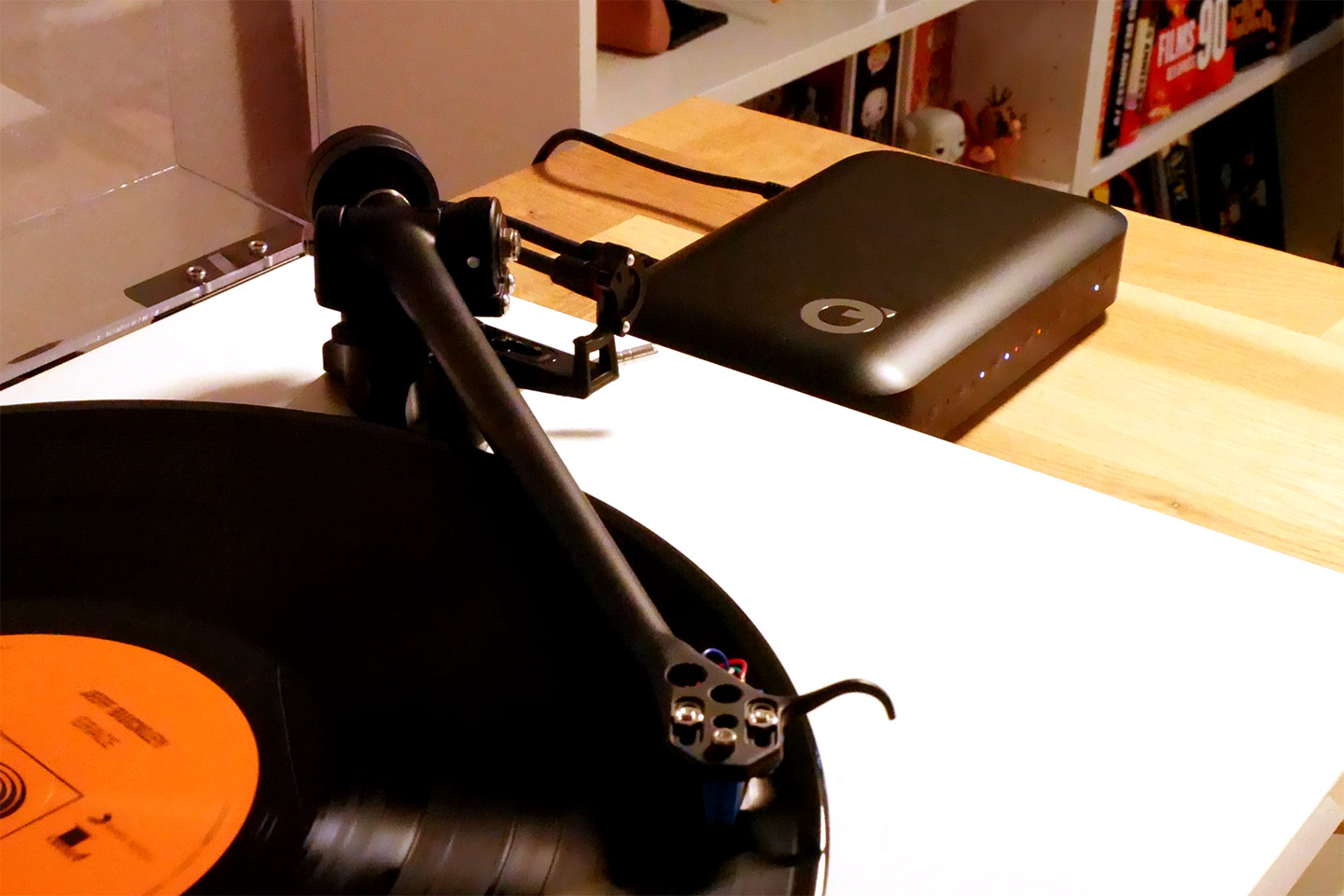 La platine vinyle Rega Planar P3 est placée à distance des enceintes. Elle est branchée directement sur la station d'accueil Q Acoustics pour une liaison sans fil avec les enceintes Q Active 200. La platine vinyle Rega Planar P3 est placée à distance des enceintes. Elle est branchée directement sur la station d'accueil Q Acoustics pour une liaison sans fil avec les enceintes Q Active 200.