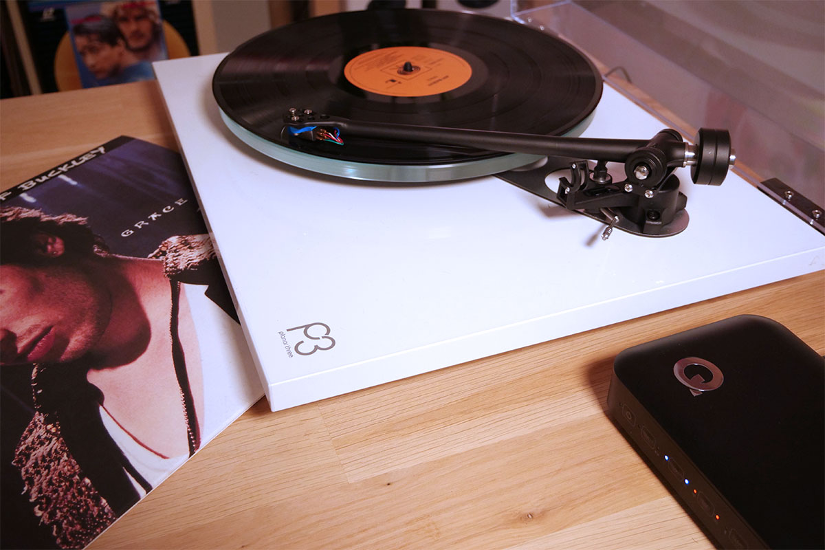 La platine Rega Planar P3 est reliée au hub Q Acoustics. Il diffuse la musique en haute qualité par la liaison WiFi avec les enceintes Q Active 200 La platine Rega Planar P3 est reliée au hub Q Acoustics. Il diffuse la musique en haute qualité par la liaison WiFi avec les enceintes Q Active 200