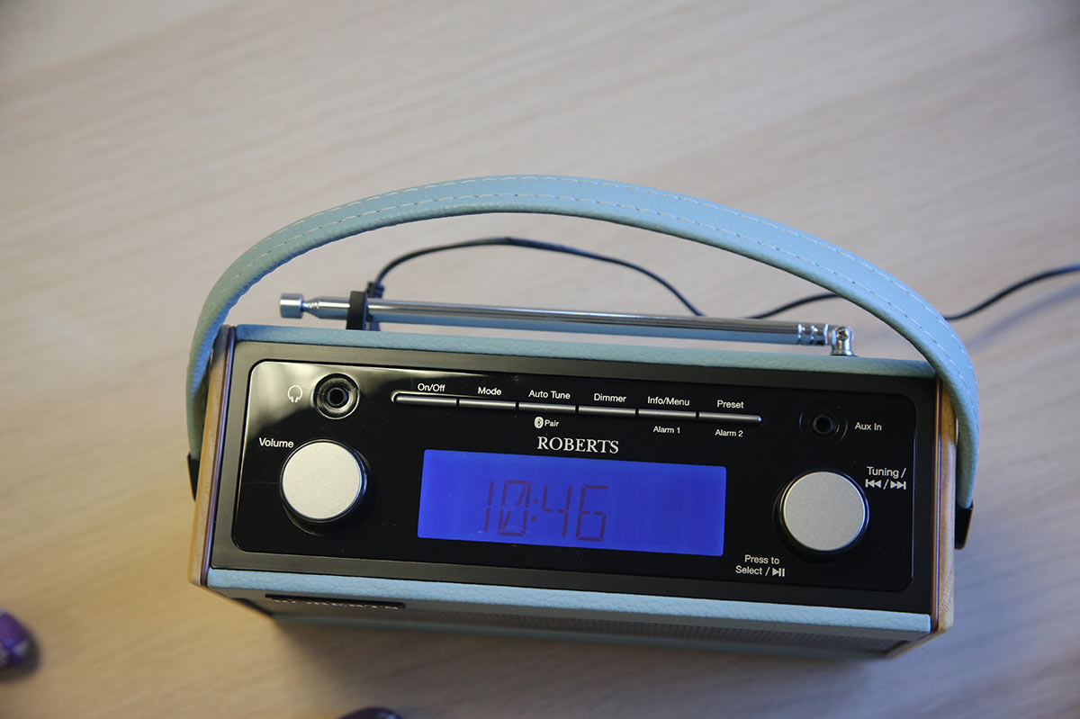 La radio Robert Rambler BT disposant d'un écran sur le dessus La radio Robert Rambler BT disposant d'un écran sur le dessus